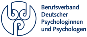 1200px Berufsverband Deutscher Psychologinnen und Psychologen logo.svg 1 300x128 - Partner & Kooperationen